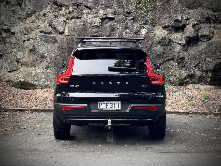 2023 Volvo XC40 XZ Ultimate B5 Dark SUV Image 9