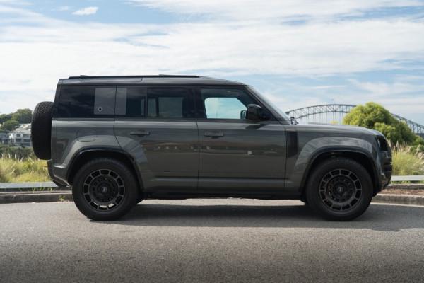 2025 Land Rover Defender L663 110 P635 OCTA SUV Image 3