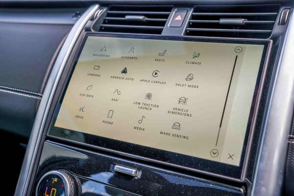 2025 Land Rover Discovery Series 5 D350 Dynamic SE SUV image 16