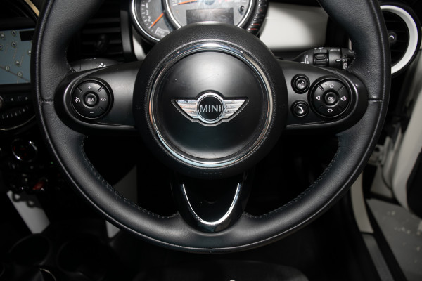 2015 MINI Cooper S Hatch image 14