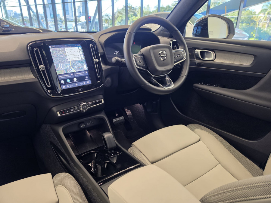 2026 Volvo EX40  Ultra Single Motor Extended Range SUV Image 3