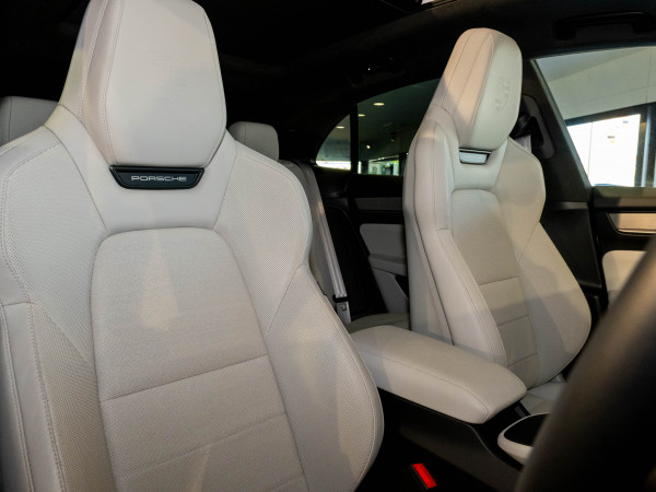 2024 MY25 Porsche Macan SUV image 28
