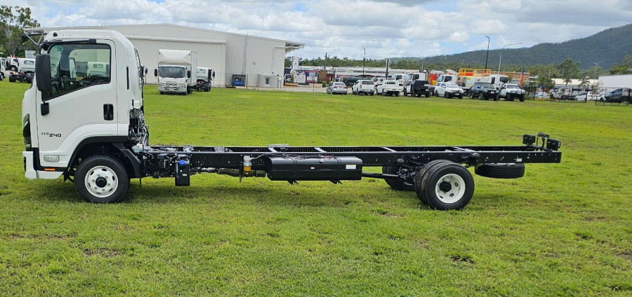 2025 Isuzu FRR 110-240 AM D53 Cab Chassis Image 9