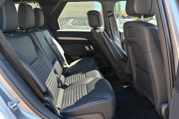 2025 Land Rover Discovery Series 5 P360 Dynamic SE SUV image 8