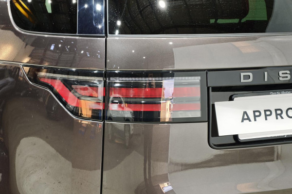 2025 Land Rover Discovery Series 5 D350 Dynamic SE SUV Image 37