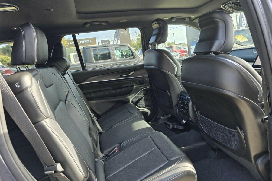 2023 Jeep Grand Cherokee WL Overland SUV Image 12