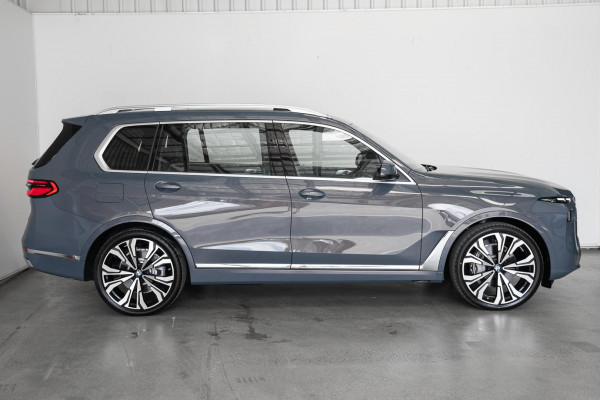 2025 BMW X7 G07 LCI xDrive40d Design Pure Excellence SUV image 3