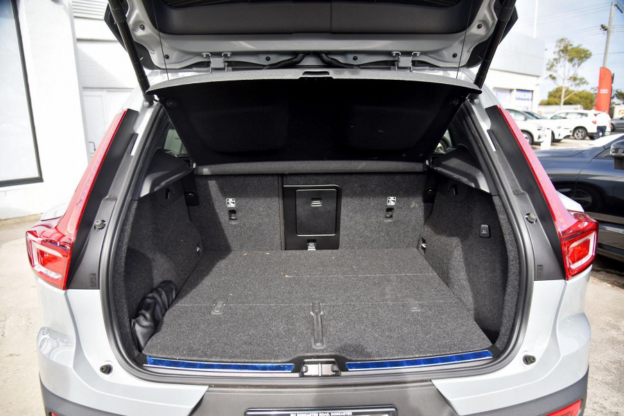 2024 MY25 Volvo XC40 XZ Ultra B4 Bright SUV Image 16