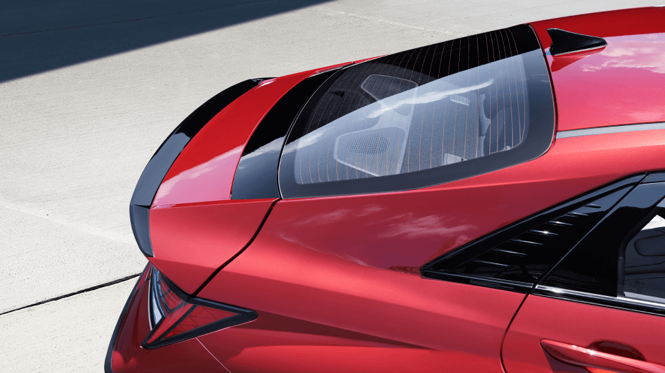 Black lip rear spoiler. Image