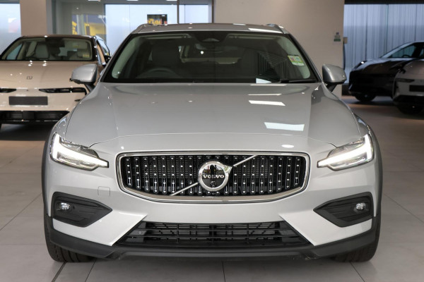 2024 Volvo V60 Cross Country  Ultimate B5 Bright Wagon Image 2
