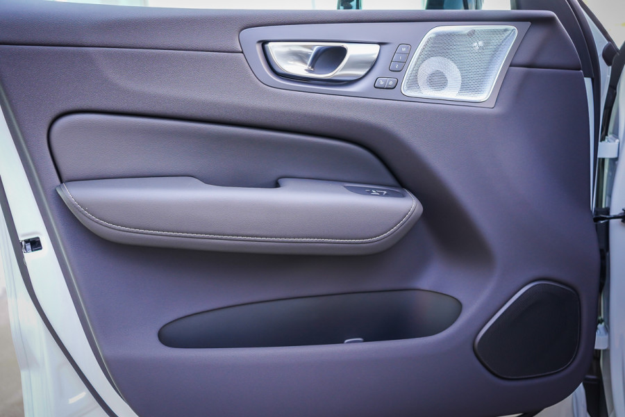 2025 Volvo XC60 Ultra T8 Plug-In Hybrid SUV Image 31