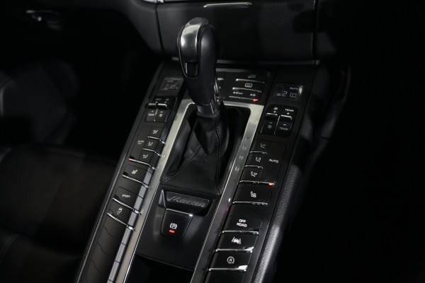 2017 Porsche Macan SUV Image 16