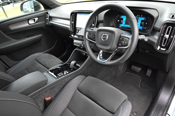 2025 Volvo XC40 XZ Ultra B4 Bright SUV Image 5