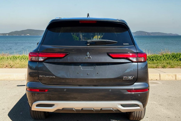 2024 Mitsubishi Outlander ZM PHEV Exceed SUV Image 4