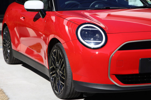 2026 MINI Cooper J01 SE Favoured Hatch image 2