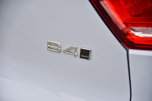 2025 Volvo XC40 XZ Ultra B4 Bright SUV Image 4