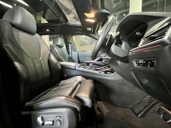 2021 BMW X7 G07 xDrive30d SUV image 10