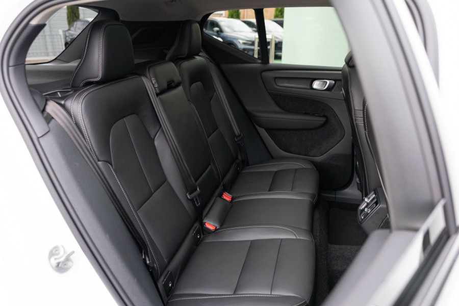 2025 MY26 Volvo XC40 XZ Ultra B4 Dark SUV Image 21