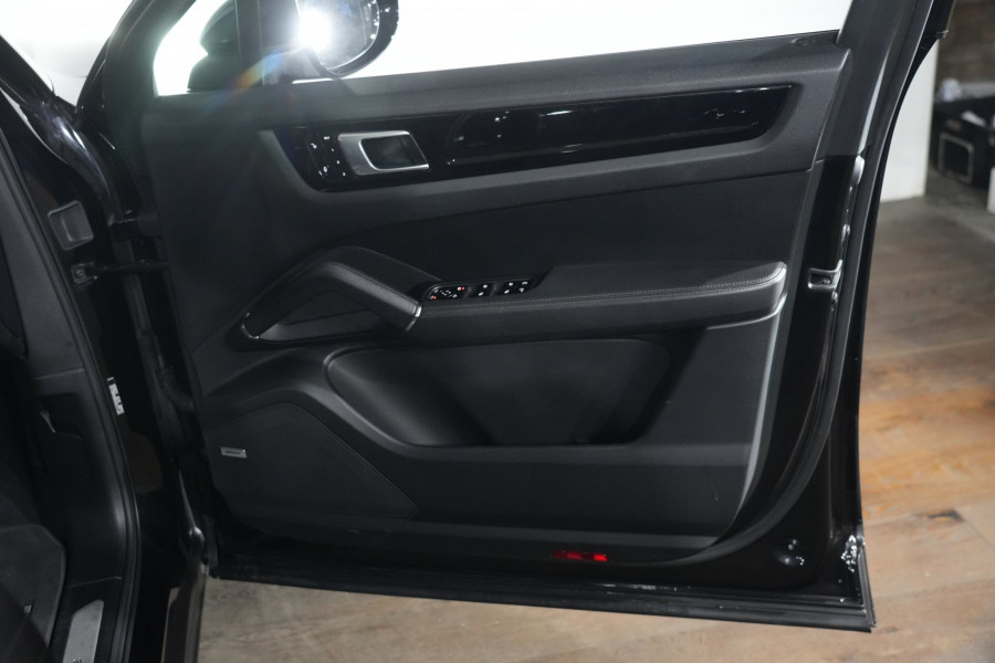2018 Porsche Cayenne E-Hybrid SUV Image 28