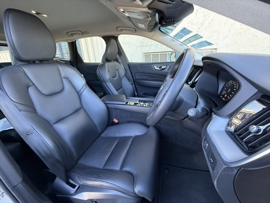 2020 MY21 Volvo XC60 UZ D4 Momentum SUV Image 11