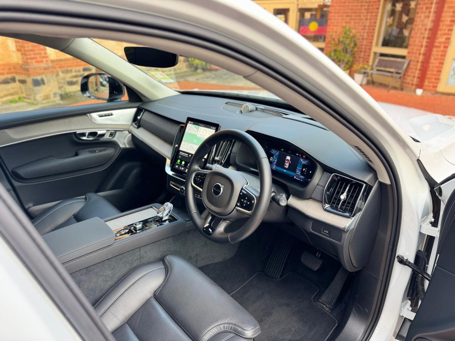 2026 Volvo XC90 L Series Ultra B5 Dark SUV Image 11