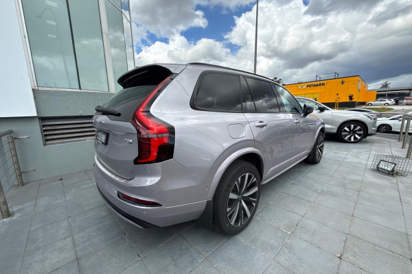 2025 Volvo XC90 L Series Ultra T8 Plug-In Hybrid SUV Image 3