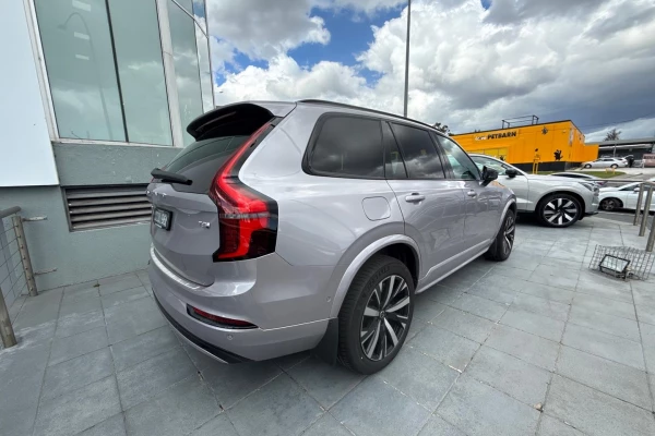 2025 Volvo XC90 L Series Ultra T8 Plug-In Hybrid SUV Image 3