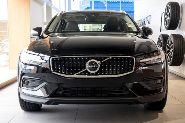 2025 Volvo V60 Cross Country Z Series Ultra B5 Bright Wagon Image 4