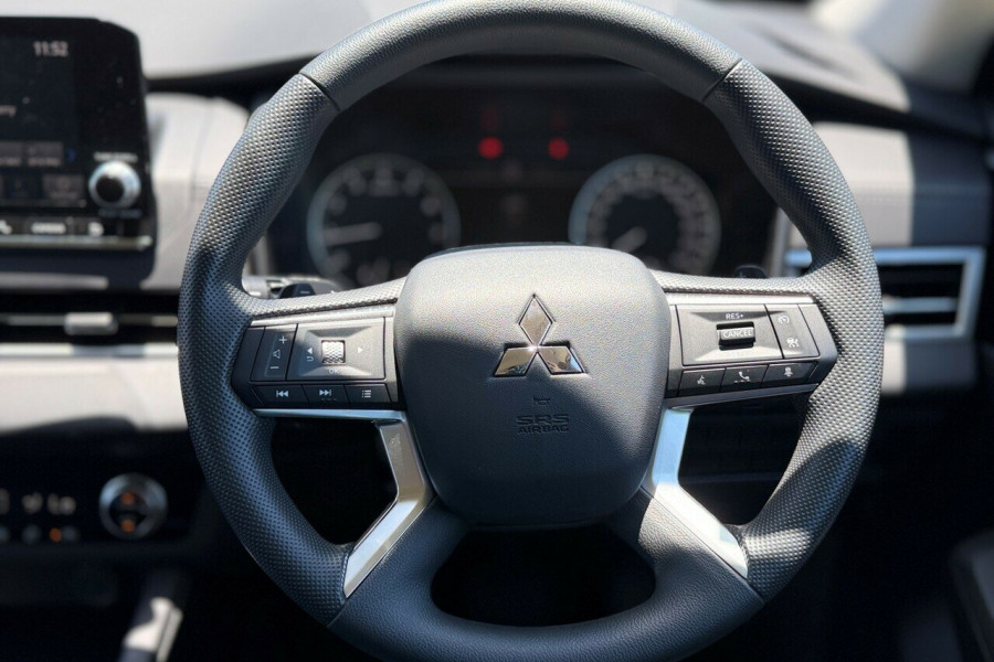 2024 Mitsubishi Outlander ZM ES SUV Image 14