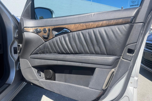 2004 Mercedes-Benz E-Class W211 E500 Elegance Sedan Image 13