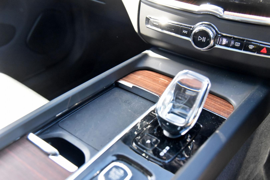 2023 Volvo XC60  Ultimate B6 Dark SUV Image 8
