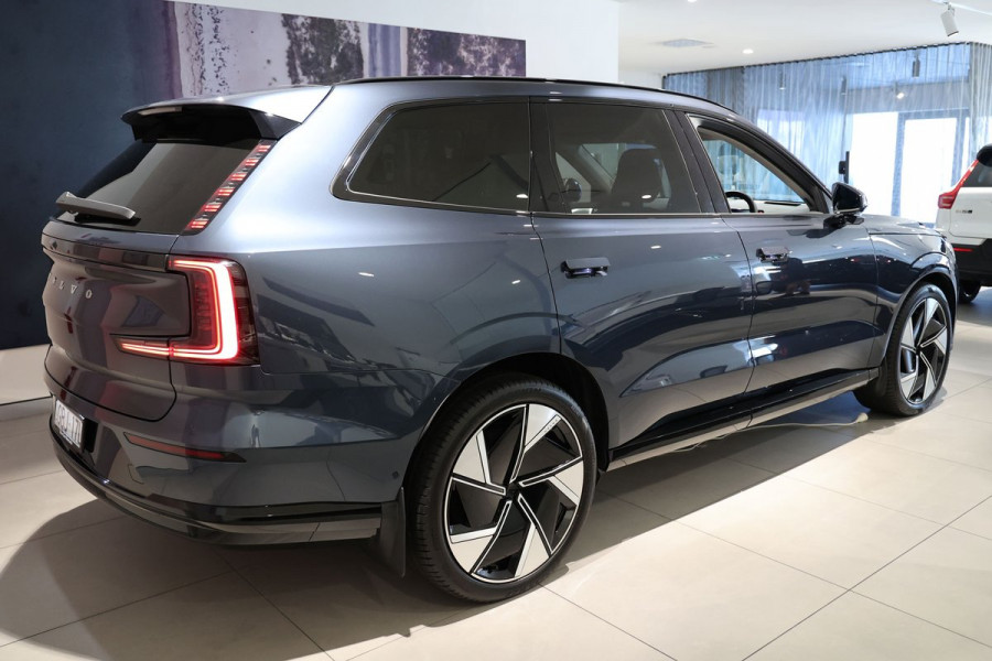 2026 Volvo EX90  Ultra Twin Motor Performance SUV Image 4