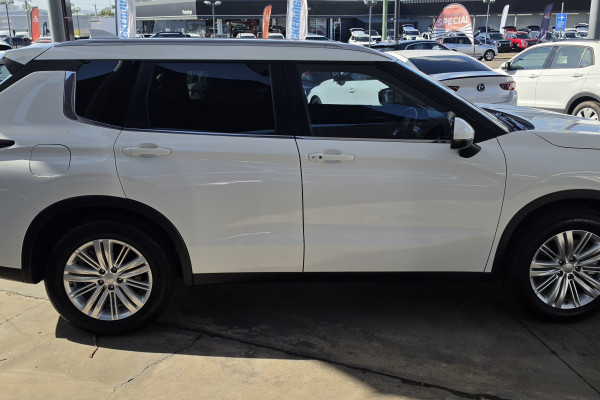 2024 Mitsubishi Outlander ZM LS SUV Image 8