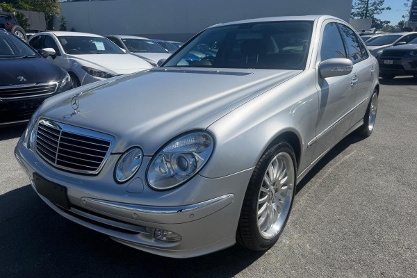 2004 Mercedes-Benz E-Class W211 E500 Elegance Sedan Image 1