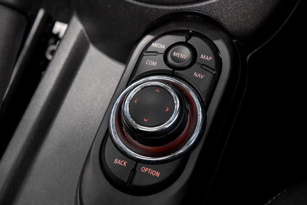 2022 MINI Cooper F55 LCI-2 C Classic Hatch image 19