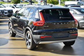 2018 Volvo XC40 XZ D4 Momentum Launch Edition SUV image 5