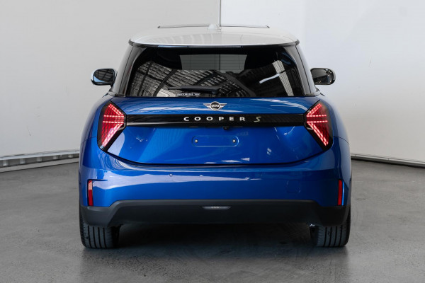 2024 MINI Cooper J01 SE Favoured Hatch image 5