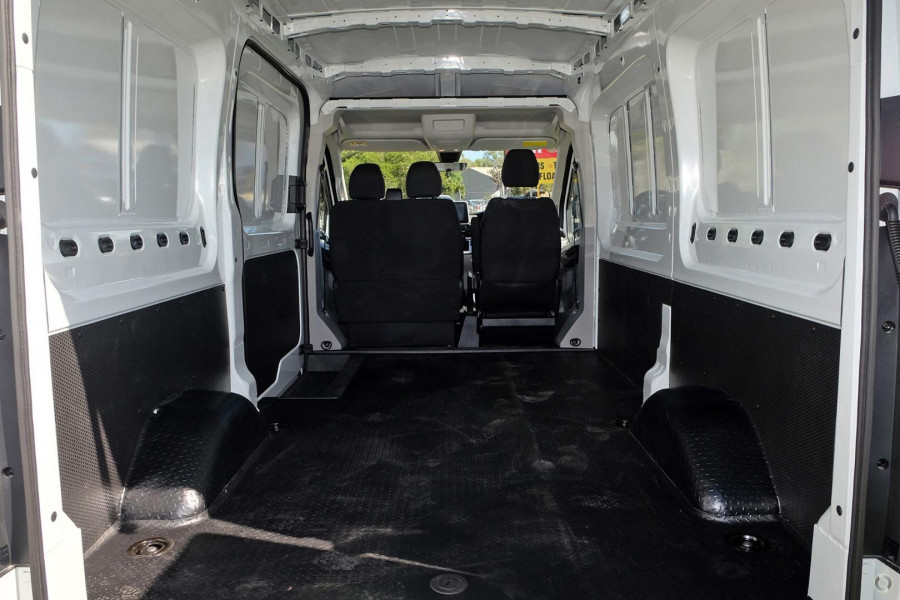 2023 LDV Deliver 9  11-Seat Bus Image 10