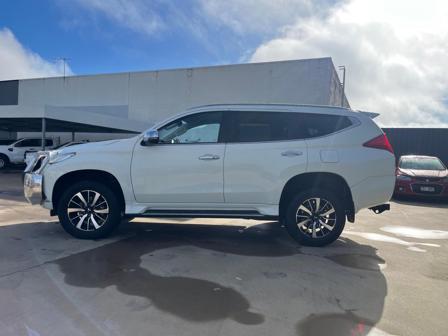 2019 Mitsubishi Pajero Sport QE GLS SUV Image 4