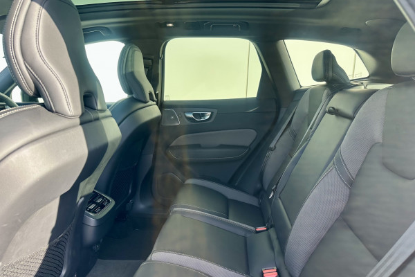 2022 Volvo XC60 B6 AWD R-Design SUV Image 6