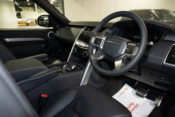 2026 Land Rover Discovery Series 5 D350 Dynamic SE SUV image 9
