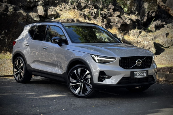 2025 Volvo XC40 XZ Ultra B4 Dark SUV