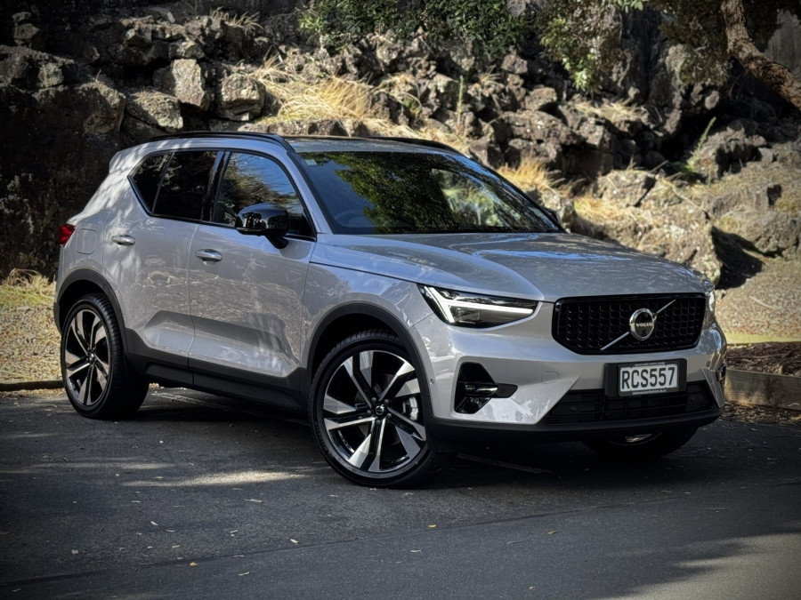 2025 Volvo XC40 XZ Ultra B4 Dark SUV Image 1