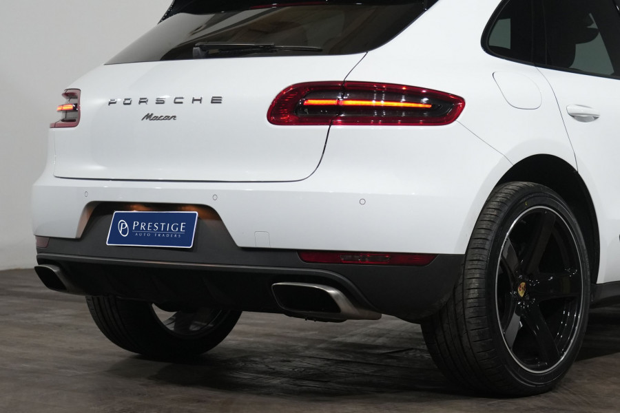 2017 Porsche Macan SUV Image 8