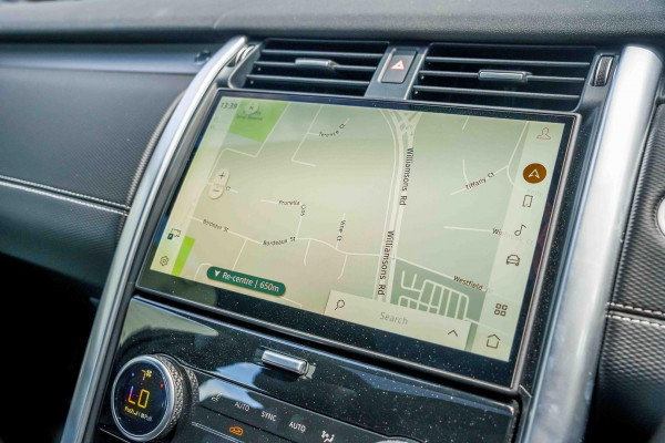 2025 Land Rover Discovery Series 5 D350 Dynamic SE SUV image 15