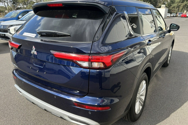 2024 Mitsubishi Outlander ZM LS SUV Image 5