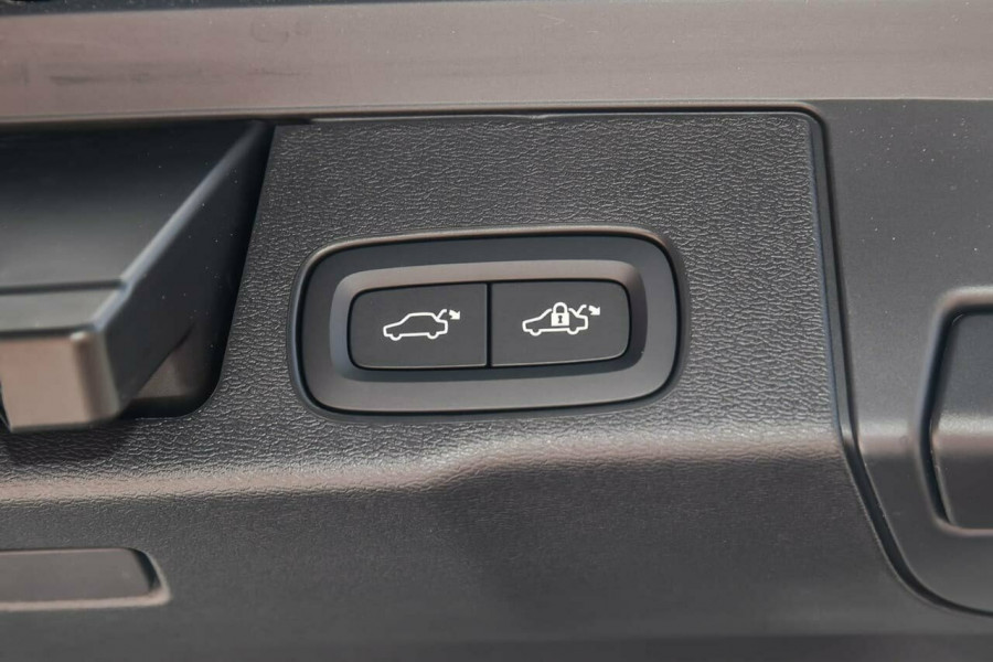 2019 MY20 Volvo XC60 UZ D4 Momentum Suv Image 16