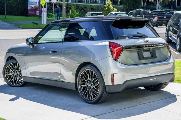 2026 MINI Cooper J01 SE Favoured Hatch image 4