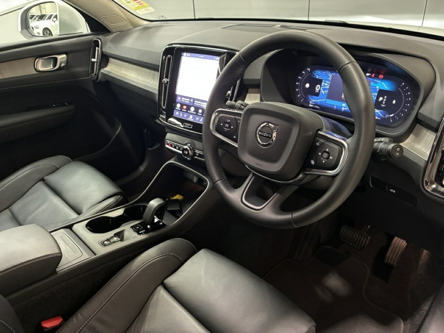 2025 Volvo XC40 XZ Plus B4 SUV Image 12