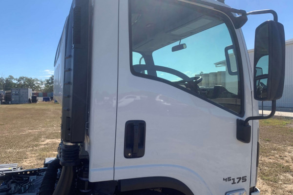 2026 Isuzu NPR Cab Chassis Image 4